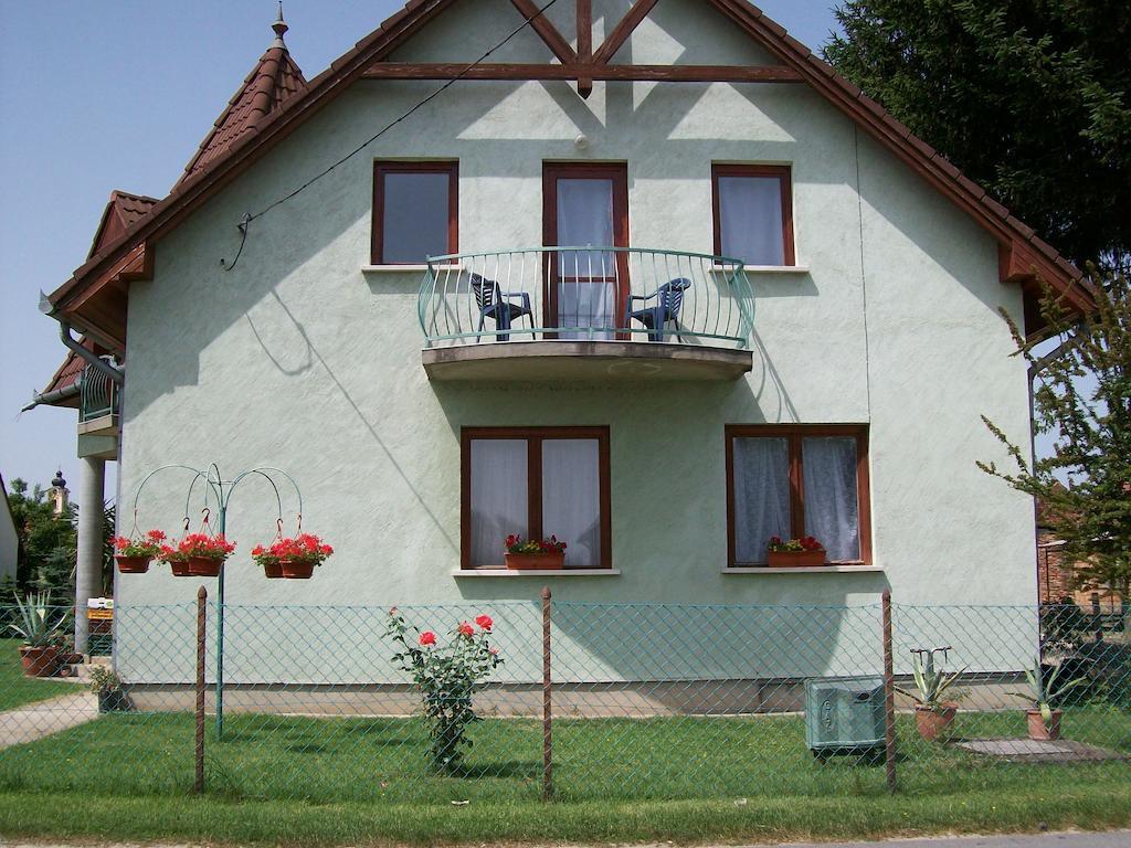 דירות Balatonkeresztúr Borostyan Vendeghaz חדר תמונה